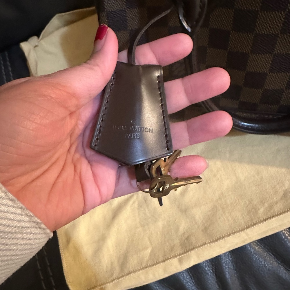Authentic L.V - Picture 3 of 16